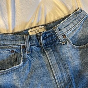 ABERCROMBIE AND FIT mom short high rise